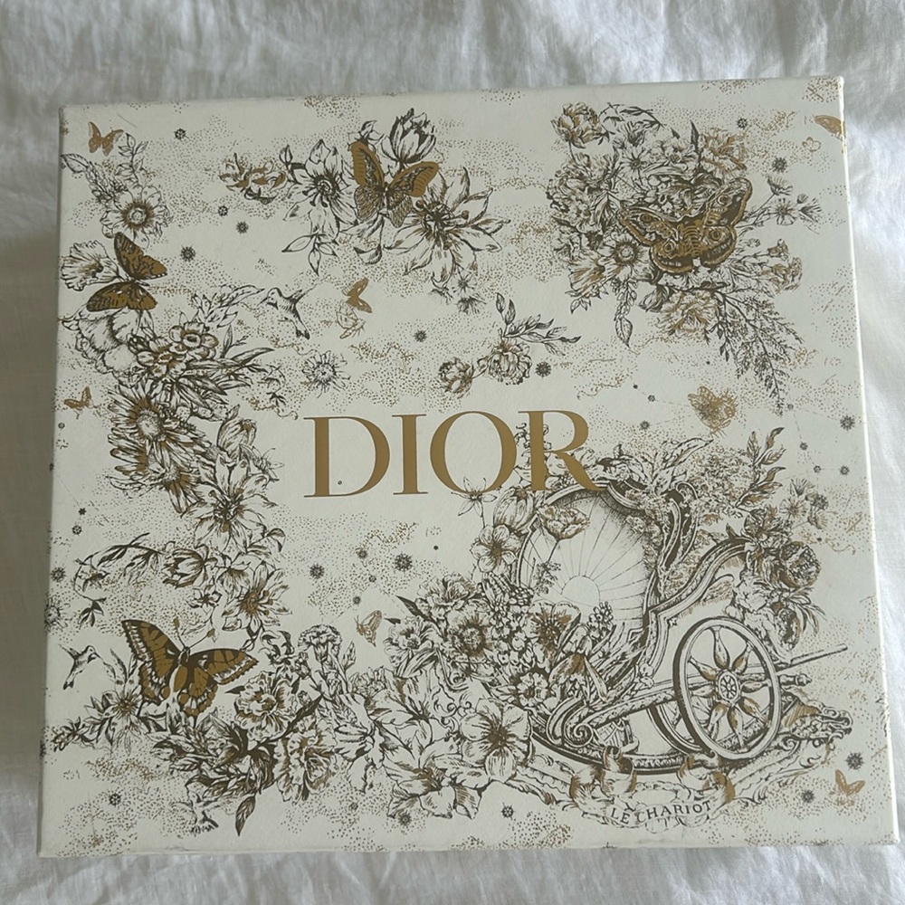 Christian Dior le chariot box. Authentic. Perfect condition. 33cm x 30 x 10cm